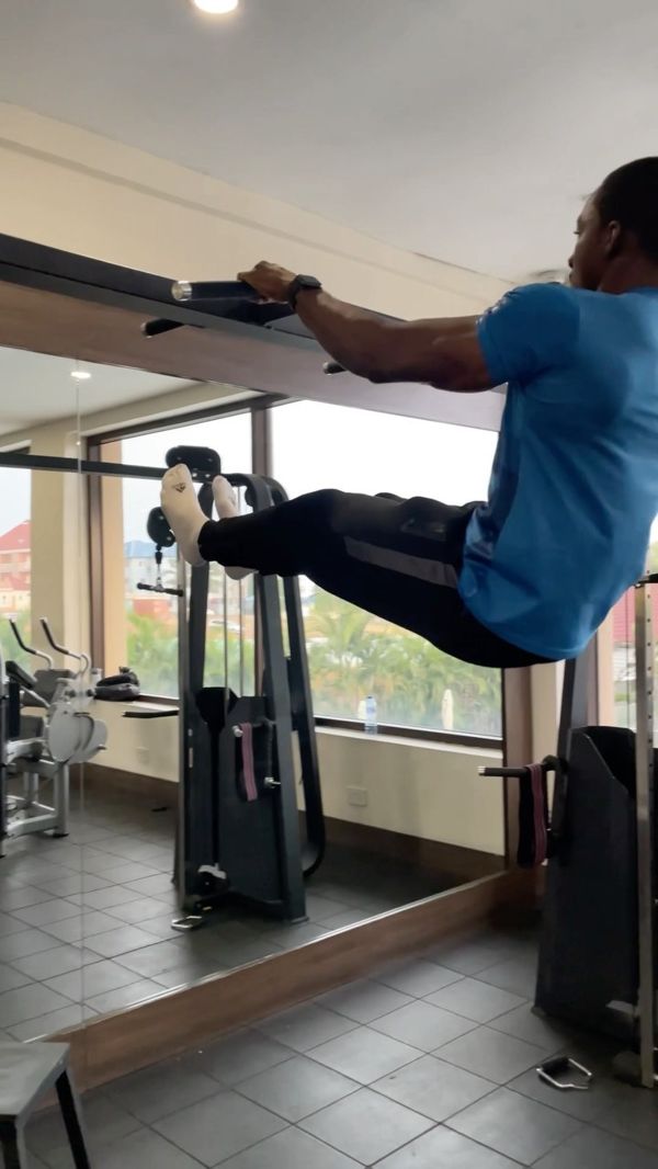 Headbanger pull-ups, Instagram reel cover